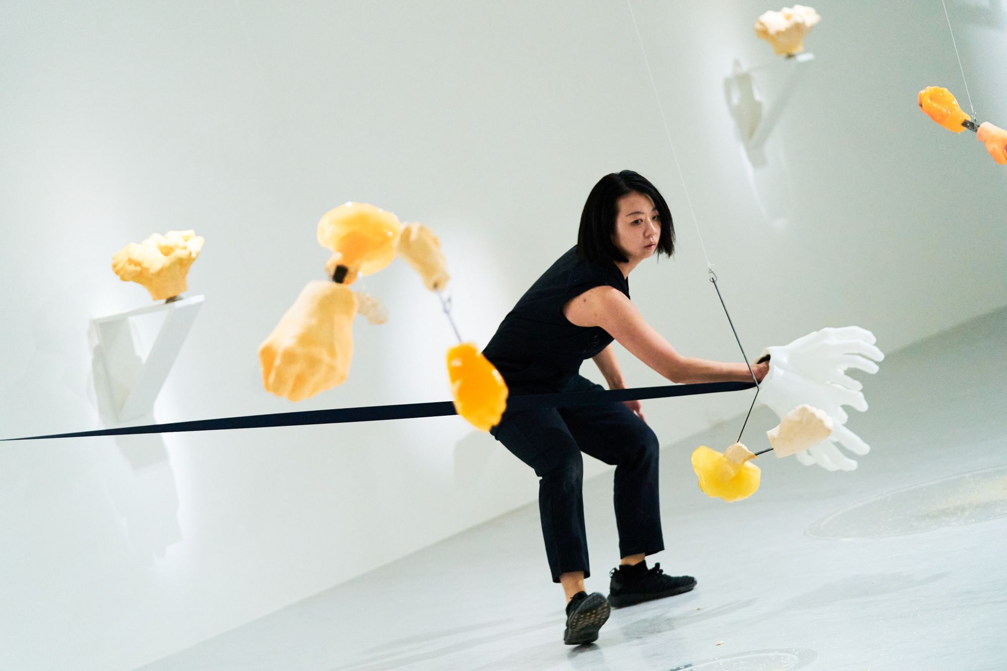 「變形中:傅雅雯個展」 多媒體裝置表演,2021,尺寸依場地而定,攝影©郭潔渝