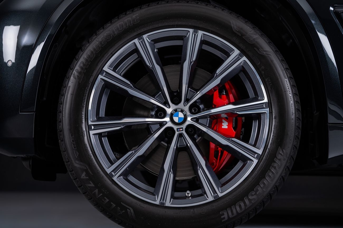 BMW X5曜黑版升級M款紅色煞車套件,高調彰顯出其不凡的制動能力!