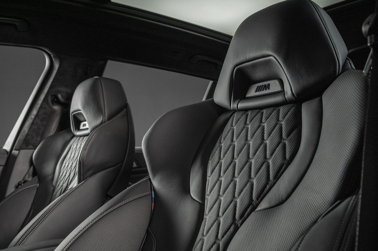 X7 Dark Knight 曜黑版標配 BMW Individual Merino 真皮 M 雙前座跑車座椅,採用全新菱格紋設計,提供最柔軟、舒適的極致乘坐感受。