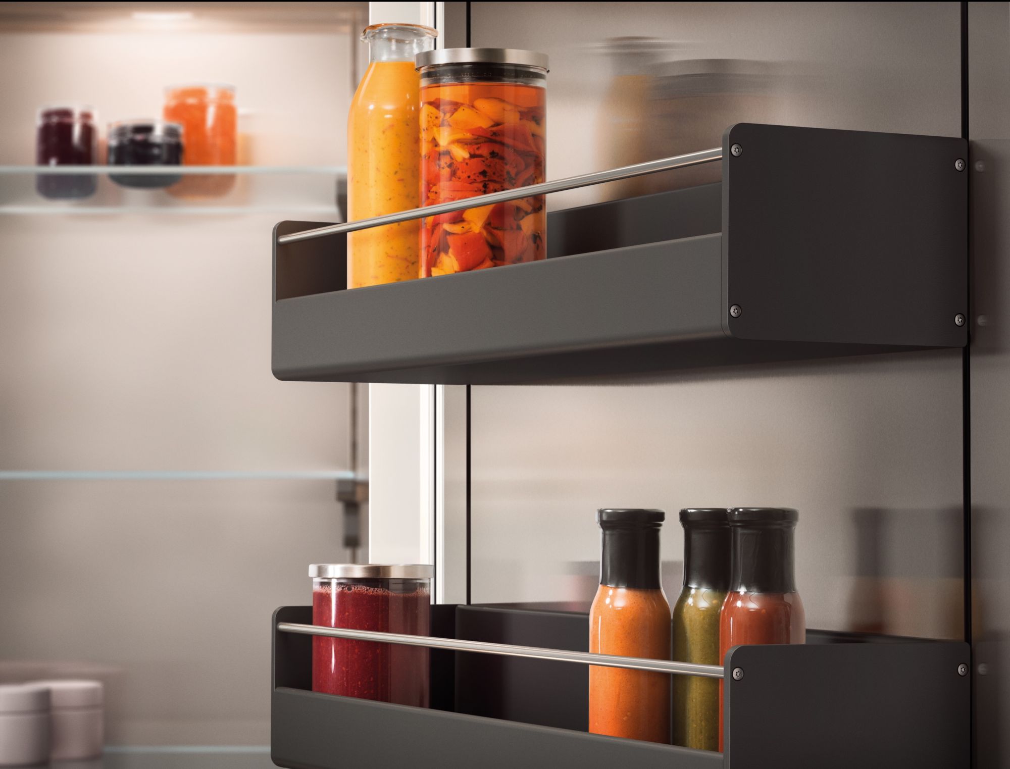經典全不銹鋼材質內部設計,結合無煙煤黑鋁合金瓶架,讓Gaggenau Vario 400 系列冰箱更型格時尚。