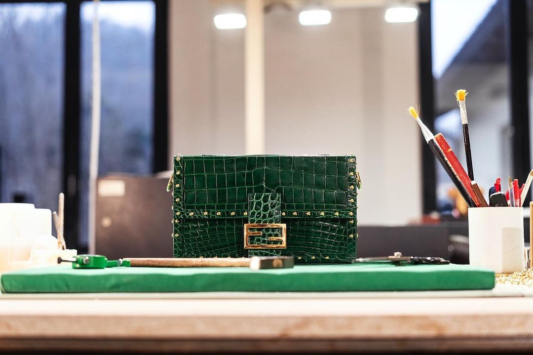 這不只是 Baguette!Fendi 攜手義大利工匠為經典包款換新裝、向義式工藝致敬
