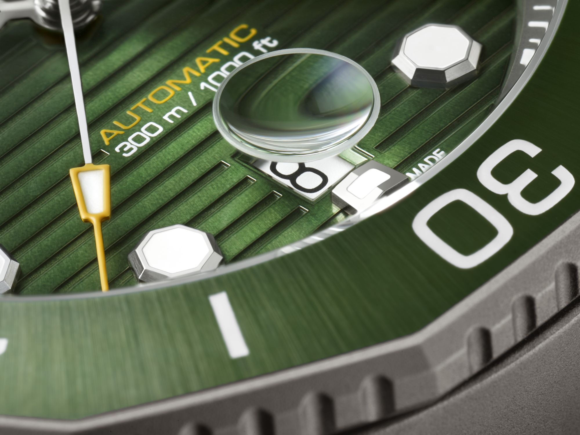 Aquaracer Professional 300米自動腕錶by TAG Heuer。