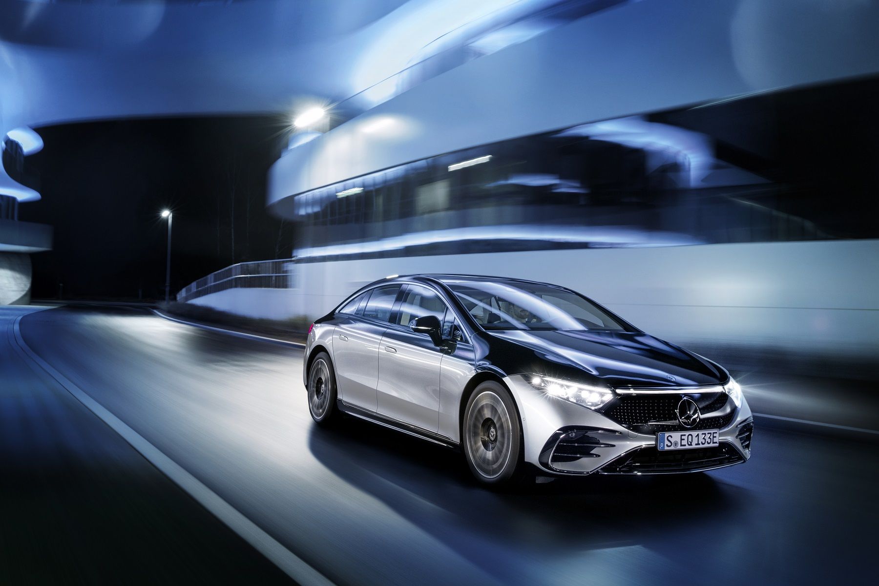 Mercedes-EQ, EQS 580 4MATIC, Exterieur, Farbe: hightechsilber/obsidianschwarz, AMG-Line, Edition 1;( Stromverbrauch kombiniert: 20,0-16,9 kWh/100 km; CO2-Emissionen kombiniert: 0 g/km);Stromverbrauch kombiniert: 20,0-16,9 kWh/100 km; CO2-Emissionen kombiniert: 0 g/km*Mercedes-EQ, EQS 580 4MATIC, Exterior, colour: high-tech silver/obsidian black, AMG-Line, Edition 1; (combined electrical consumption: 20.0-16.9 kWh/100 km; combined CO2 emissions: 0 g/km);Combined electrical consumption: 20.0-16.9 kWh/100 km