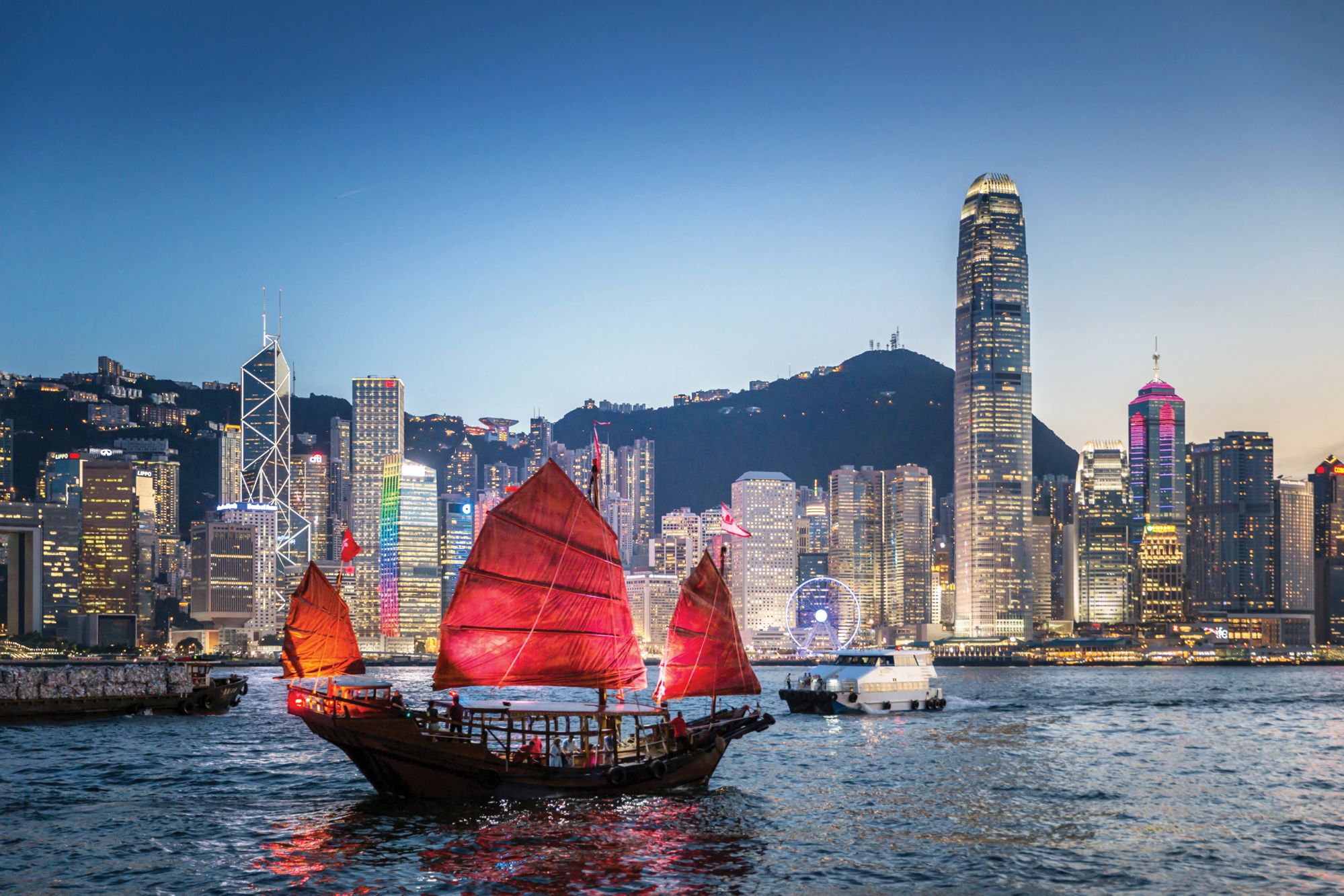 經常出現在維港的張保仔號是香港天際線的經典畫面