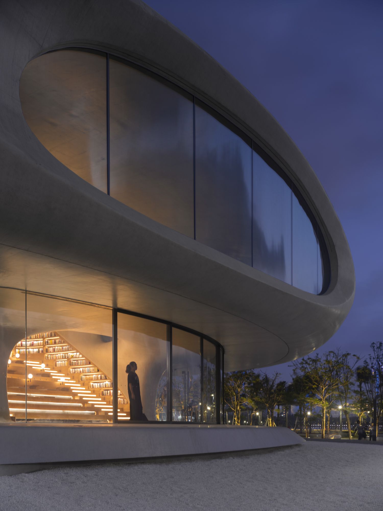 宛如蟲洞的的設計,為室內引入自然光線。
MAD_The Cloudscape of Haikou_by Archexist