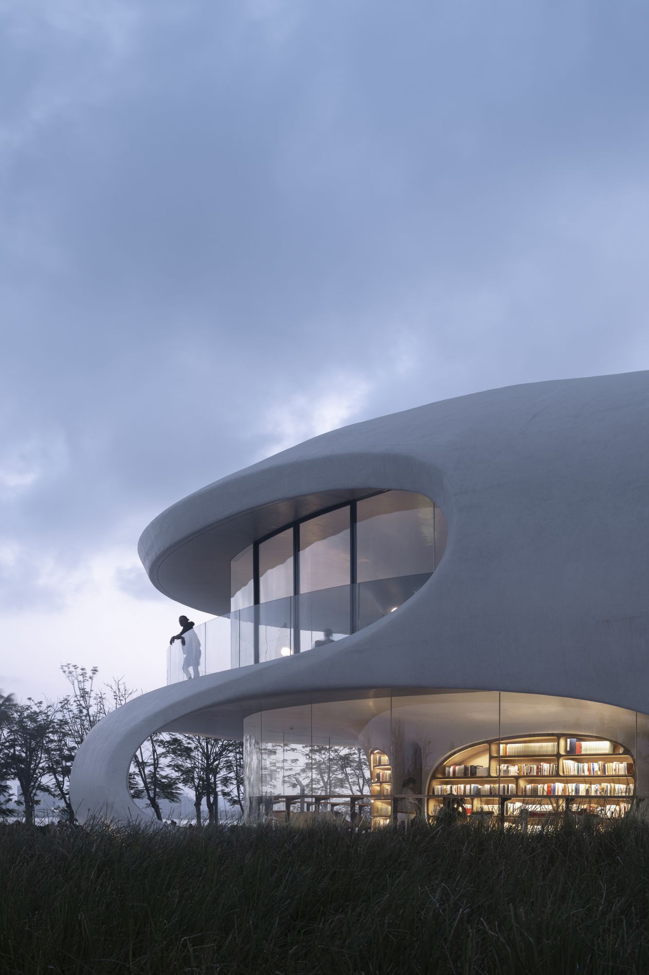 宛如蟲洞的的設計,為室內引入自然光線。
MAD_The Cloudscape of Haikou_by Archexist