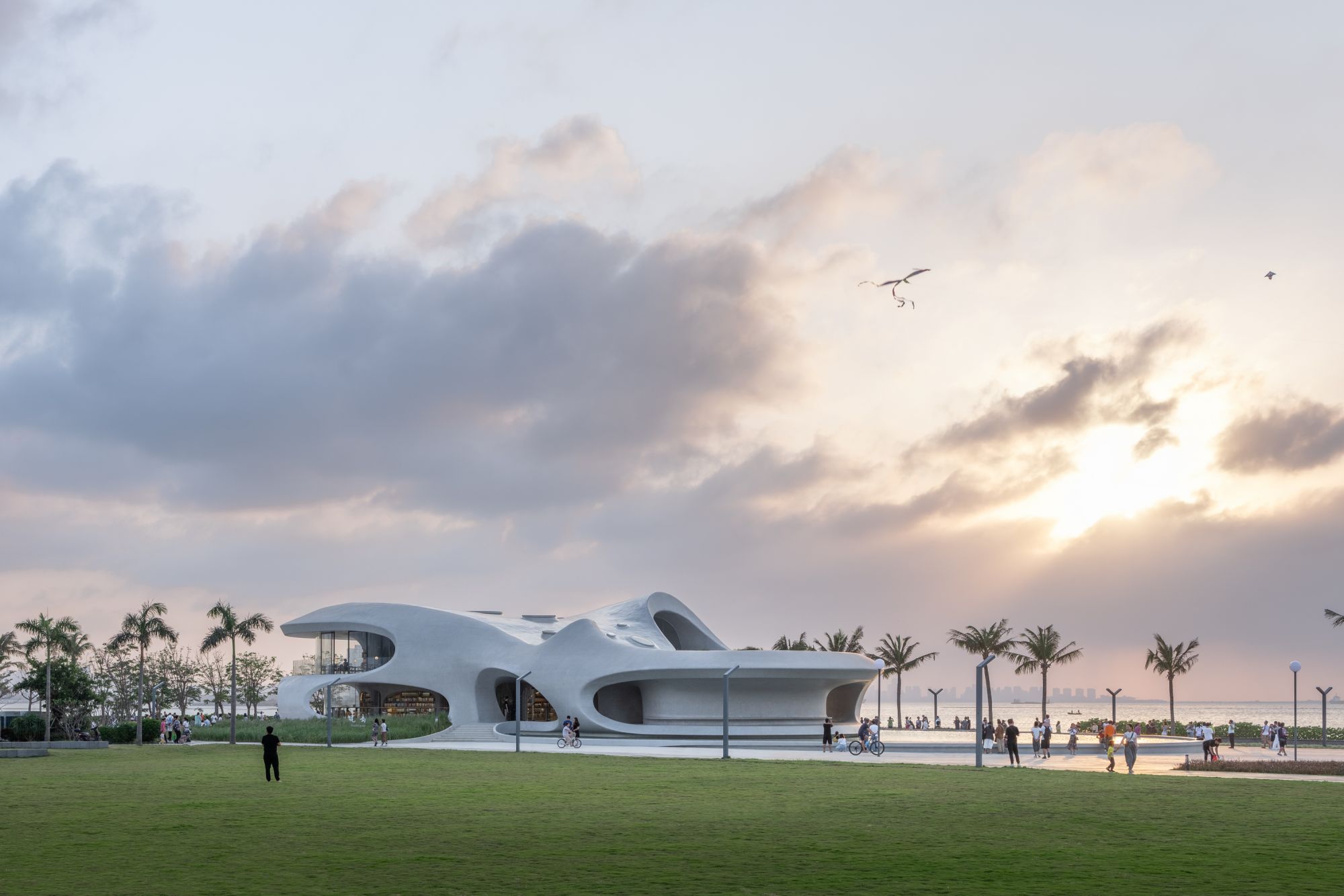 海口雲洞圖書館落成開幕。
MAD_The Cloudscape of Haikou_by CreatAR Images