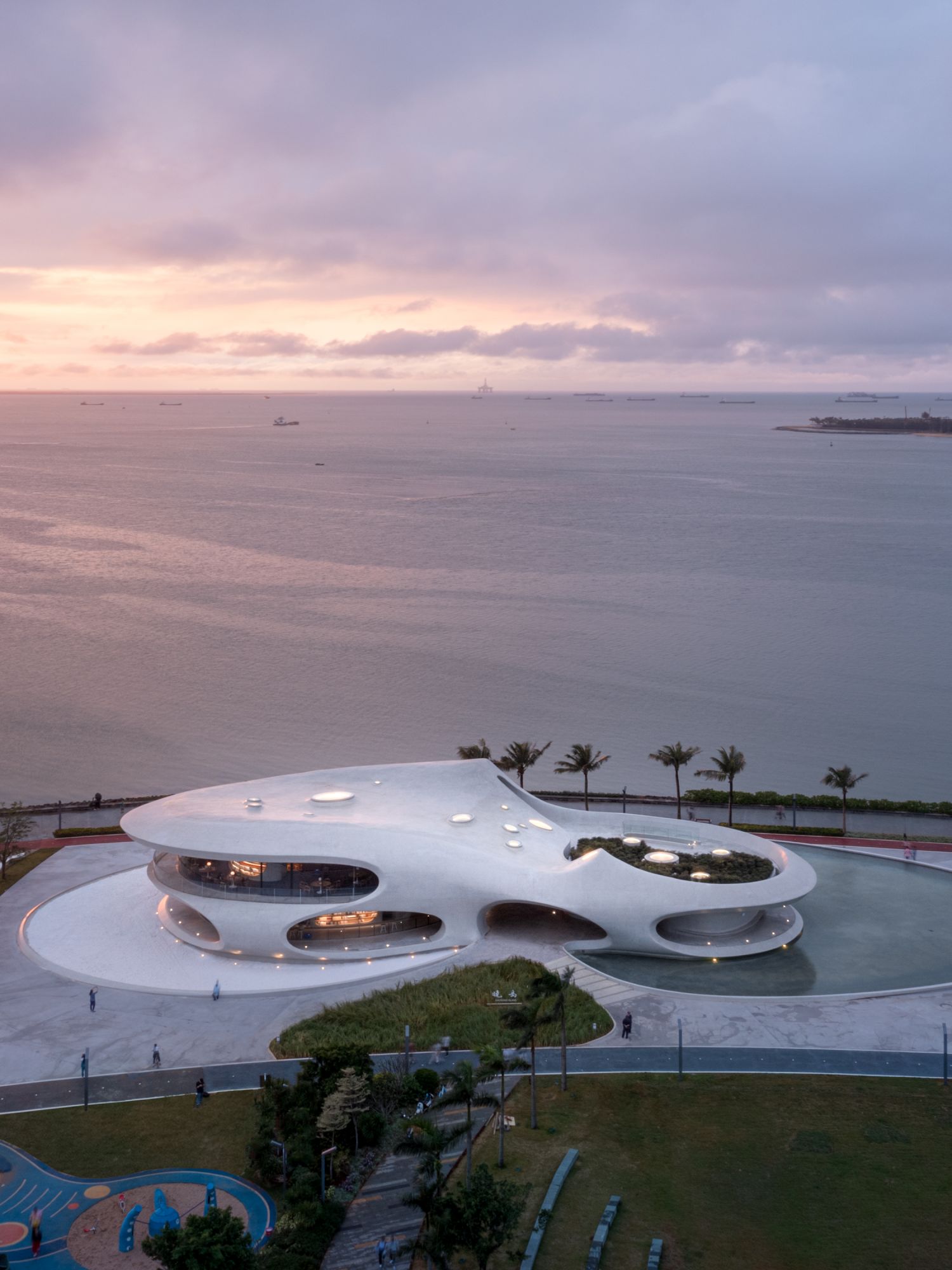 海口雲洞圖書館由MAD建築事務所馬岩松帶領操刀。MAD_The Cloudscape of Haikou_by CreatAR Images