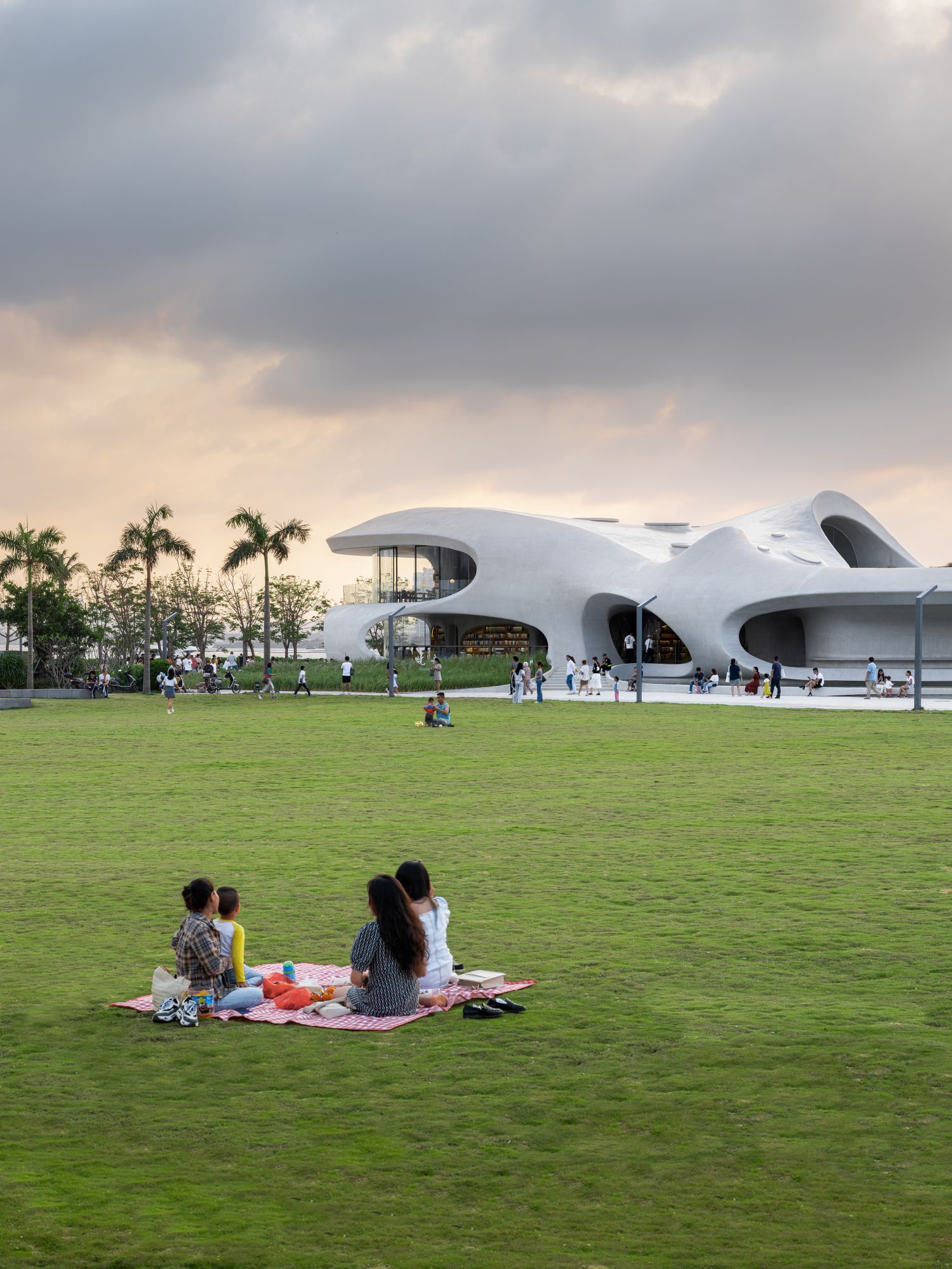 海口雲洞圖書館落成開幕。
MAD_The Cloudscape of Haikou_by CreatAR Images