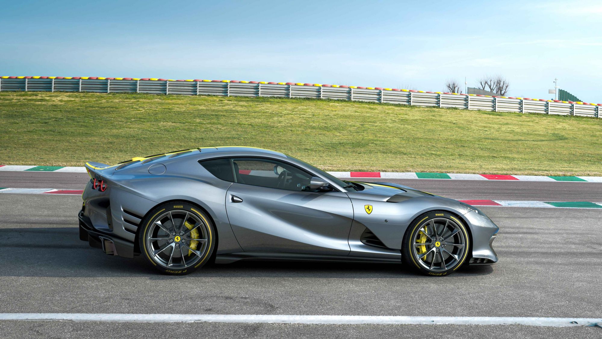 全新Ferrari法拉利V12限量版車型。