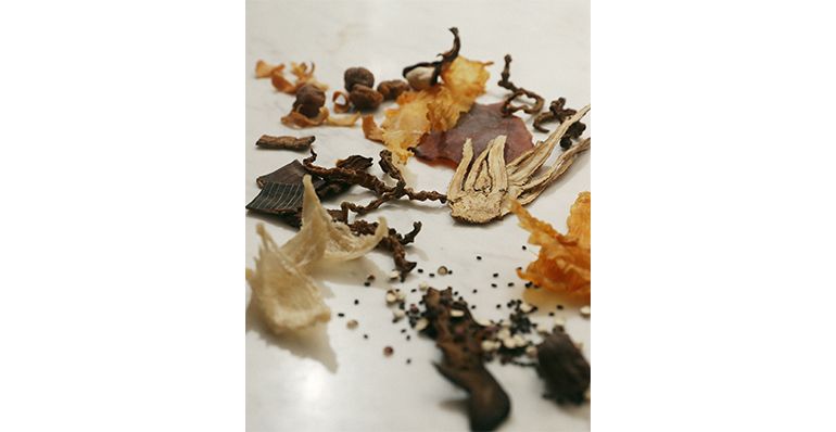 各式港式煲湯料是林泉家中必備食材