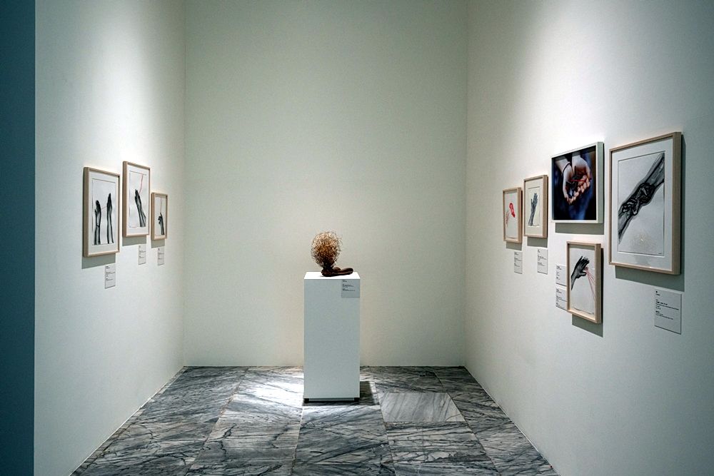 展出現場:「塩田千春:顫動的靈魂」,臺北市立美術館,2021年。