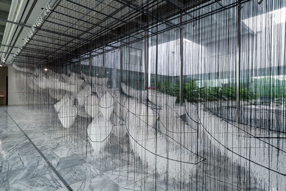 塩田千春,《去向何方?》,2017/2021,白毛線、鐵絲、繩子,尺寸依空間而定
Courtesy: Galerie Templon, Paris/ Brussels
展出現場:「塩田千春:顫動的靈魂」,臺北市立美術館,2021年。