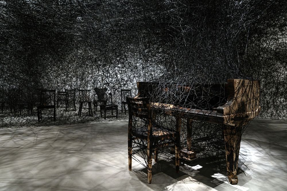 塩田千春,《靜默中》,2002/2021,燒焦鋼琴、燒焦椅、Alcantara黑線,尺寸依空間而定,製作贊助: Alcantara S.p.A.
Courtesy: KENJI TAKI GALLERY, Nagoya/ Tokyo
展出現場:「塩田千春:顫動的靈魂」,臺北市立美術館,2021年。