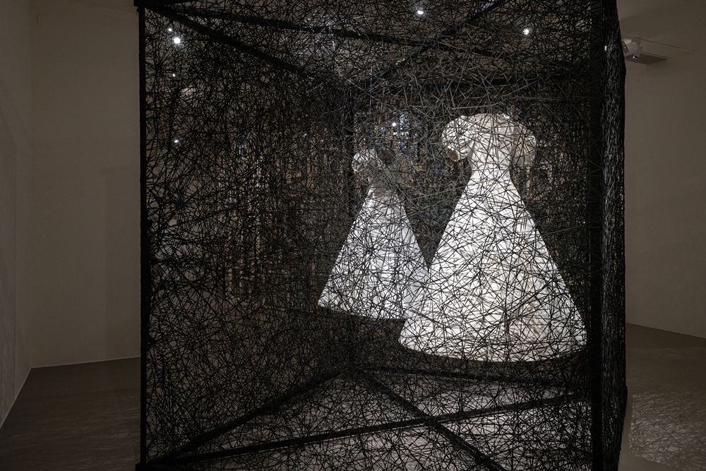 塩田千春,《時空的反射》,2018 ,白洋裝、鏡子、金屬框、Alcantara黑線,280 x 300 x 400 cm,由Alcantara S.p.A. 委託製作
展出現場:「塩田千春:顫動的靈魂」,臺北市立美術館,2021年。