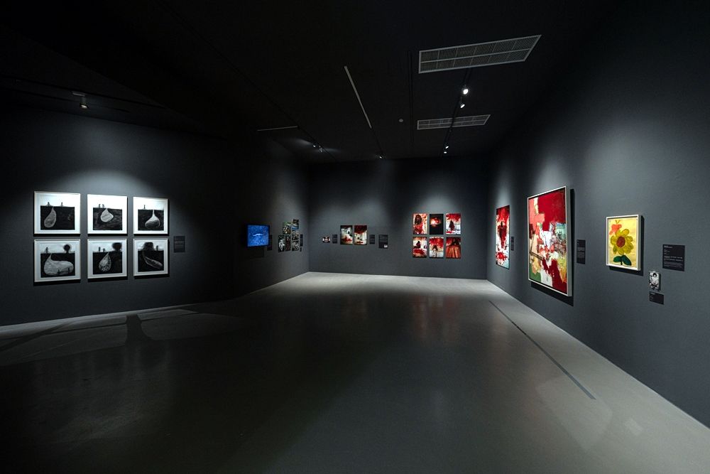 展出現場:「塩田千春:顫動的靈魂」,臺北市立美術館,2021年。