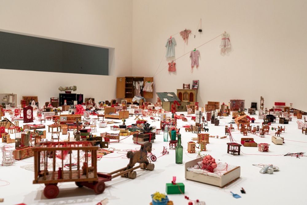 塩田千春,《繫著微小記憶》,展出現場:「塩田千春:顫動的靈魂」,臺北市立美術館,2021年。