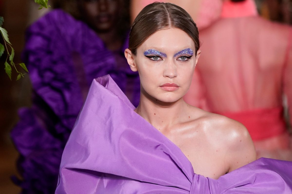 Valentino 彩妝線八月登場!50色口紅、40款粉底⋯⋯劃時代經典「Valentino紅」必收