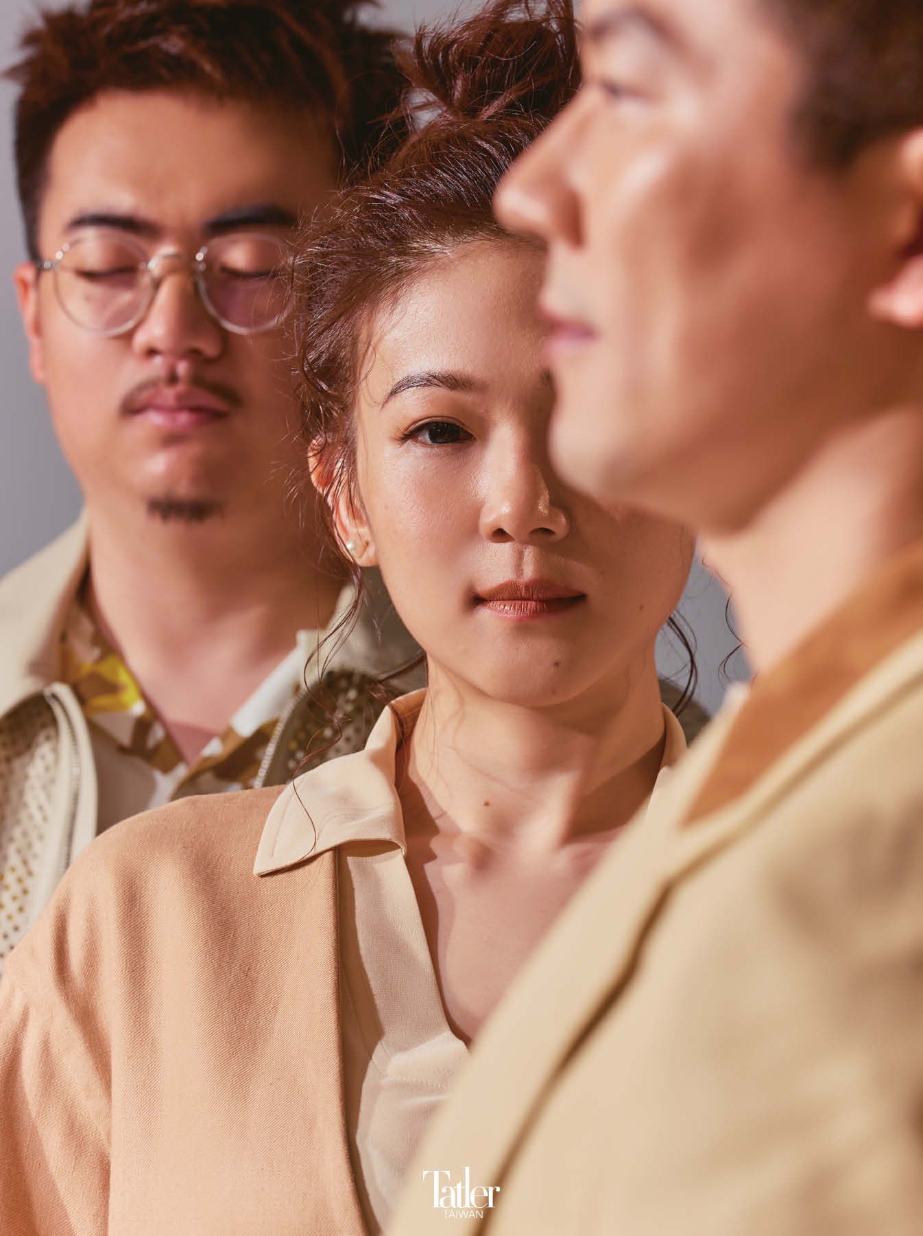 由左至右:鍾佳憲、賴思瑩、吳則霖。鍾佳憲外套 by Salvatore Ferragamo;襯衫 by Boss。 賴思瑩外套、上衣 both by Hermès。吳則霖西裝、上衣 both by Gucci。