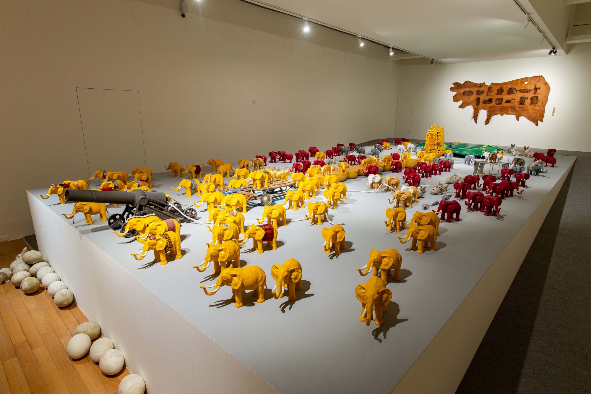 盧明德,《潮間帶》,2005-2021,複合媒材、物群裝置,尺寸視空間而定。(圖/台北市立美術館提供。)
