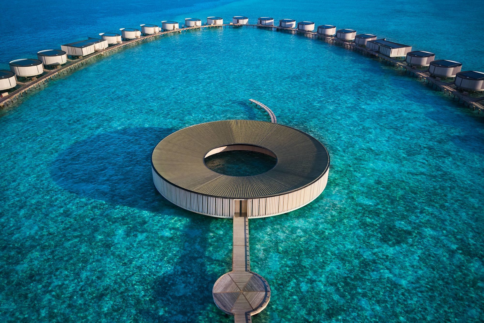 馬爾地夫 Ritz-Carlton 全新開幕!以「水流」、「海風」為極簡設計元素,頂級設施一次看