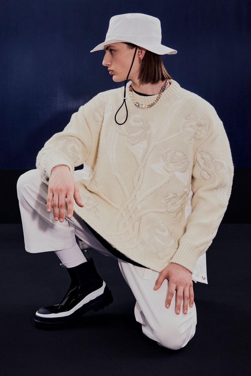 Dior x Sacai 聯名系列的珠寶出現了金色和銀色飾面黃銅的 CD Icon,標誌點綴著 Sacai 的招牌珍珠。