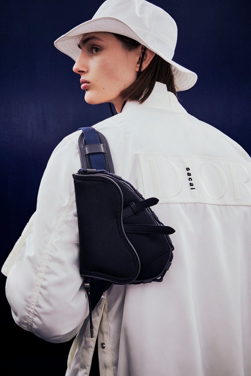 Dior x Sacai 2022早春男裝系列中,聯名系列中,巧妙將 Sacai 放在 Dior的「i」上面。
