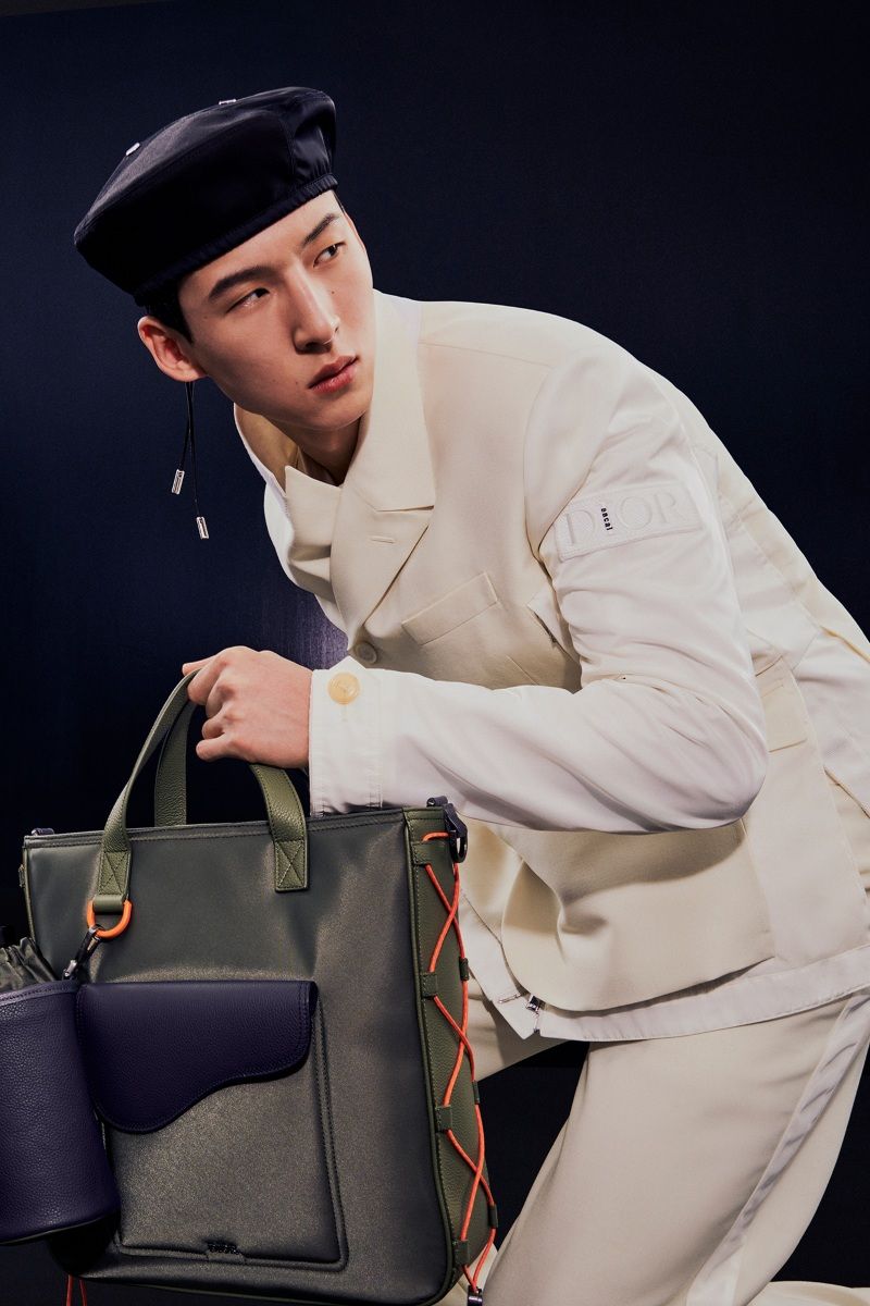Dior x Sacai 聯名包款上多了口袋或抽繩等日本品牌獨有的設計,橄欖色和橙色色調的搭配也相當日式。