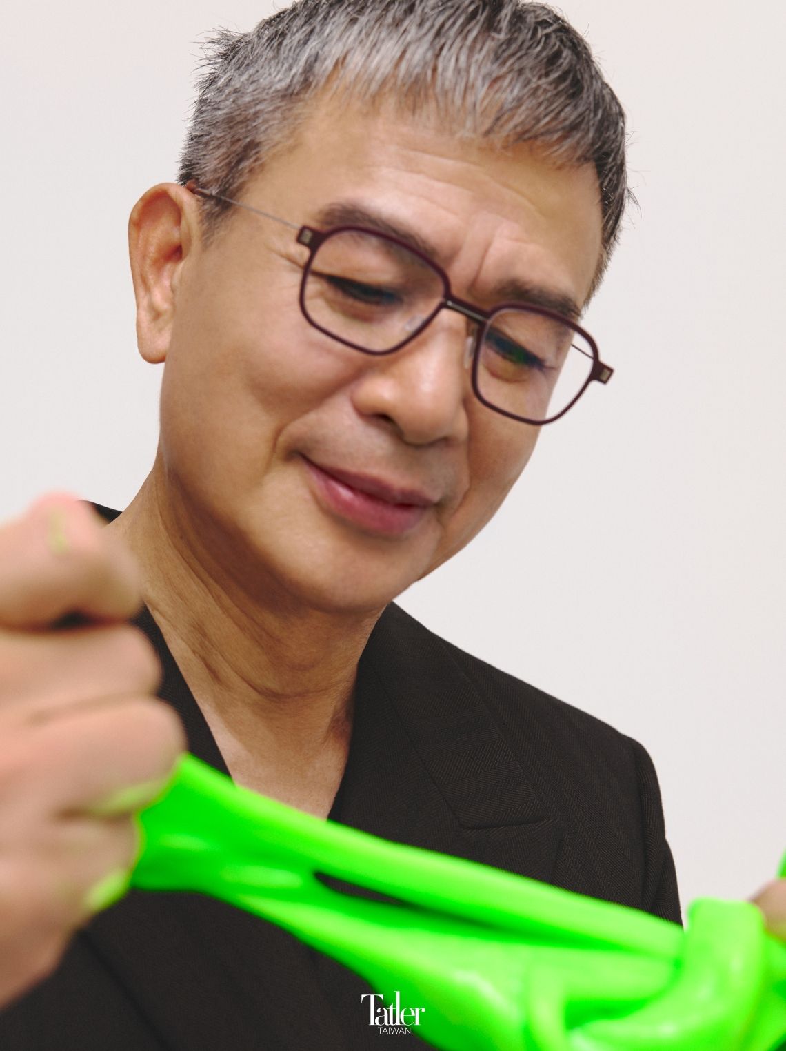 針織衫、西裝外套、長褲 all by Bottega Veneta;光學眼鏡 by Markus T (可於 2020EYEhaus 購入)。
