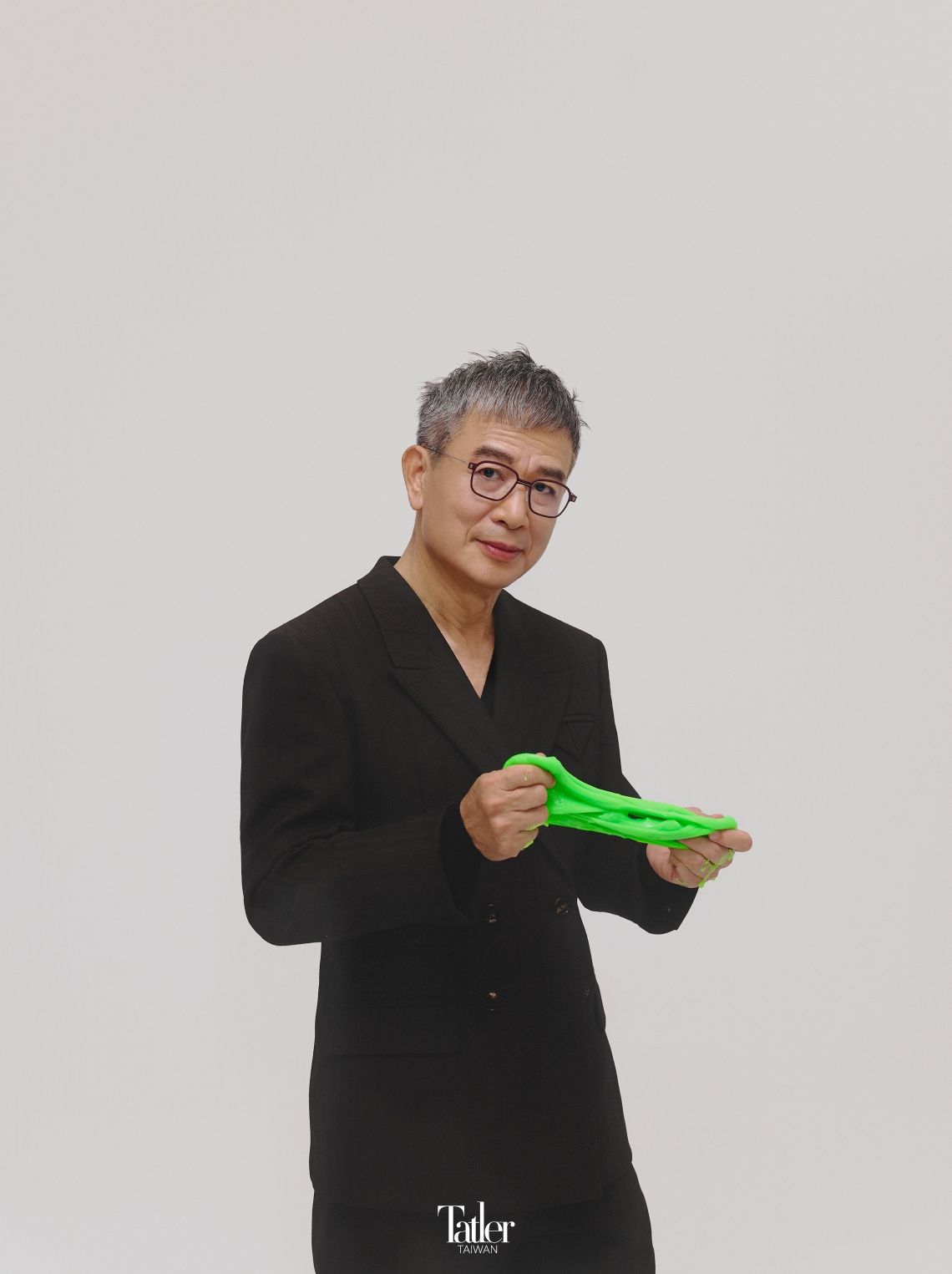 針織衫、西裝外套、長褲 all by Bottega Veneta;光學眼鏡 by Markus T (可於 2020EYEhaus 購入)。