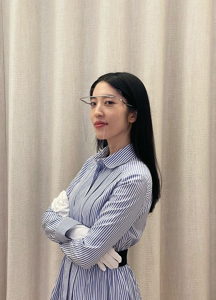 喜事集團營運長宋安示範夏普科技時尚防護面罩。
