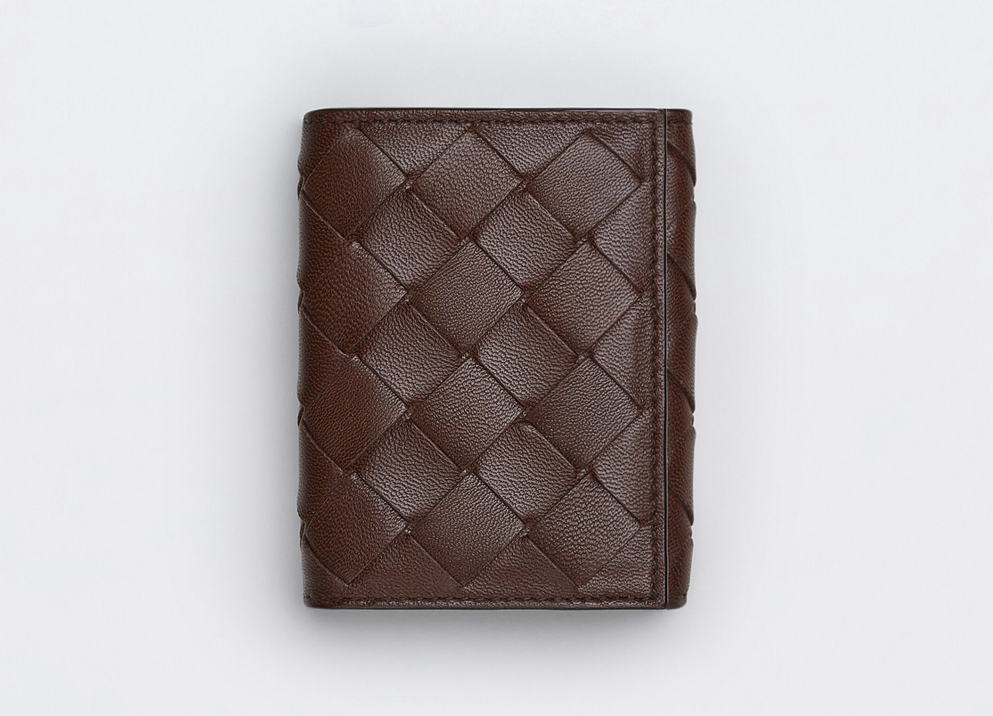 Bottega Veneta 編織小羊皮三摺短夾,建議售價 NT$16,900