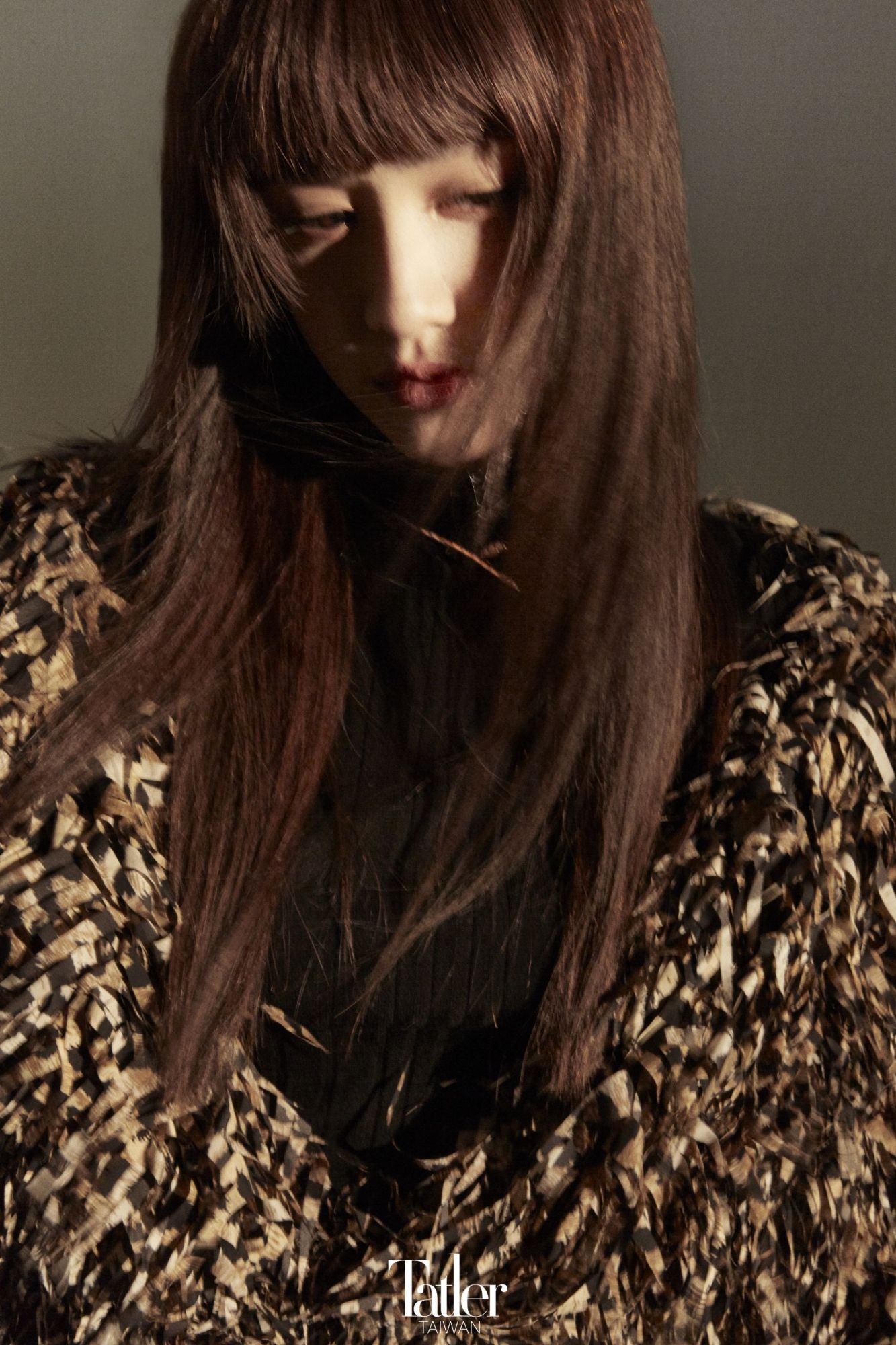 流蘇大衣(Balenciaga);針織高領上衣(Longchamp);Serpenti Viper 項鍊(Bulgari)。