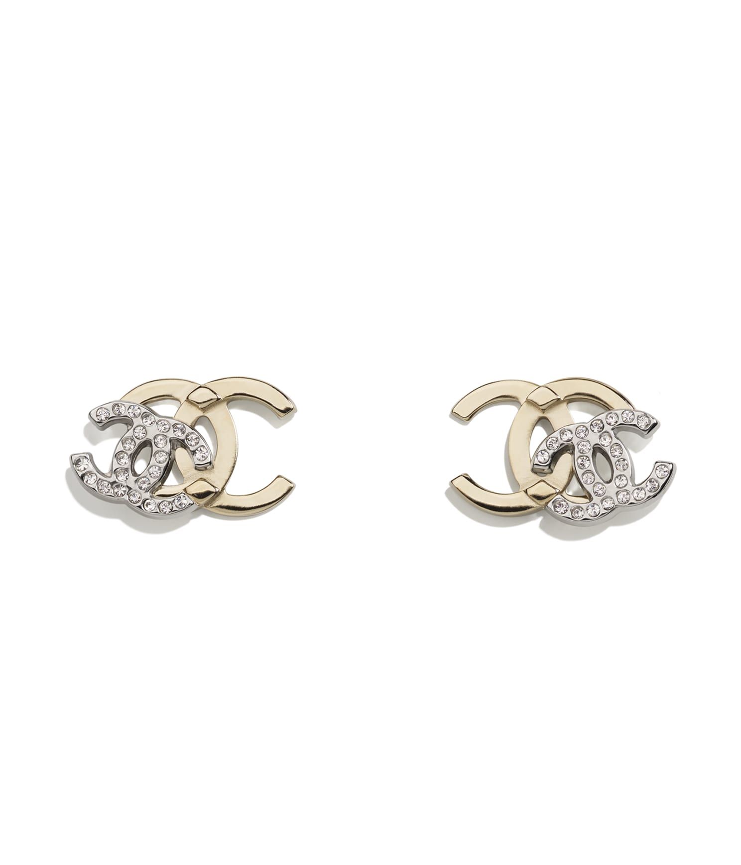 CHANEL 金屬水晶雙 C 耳環,建議售價 NT$13,800