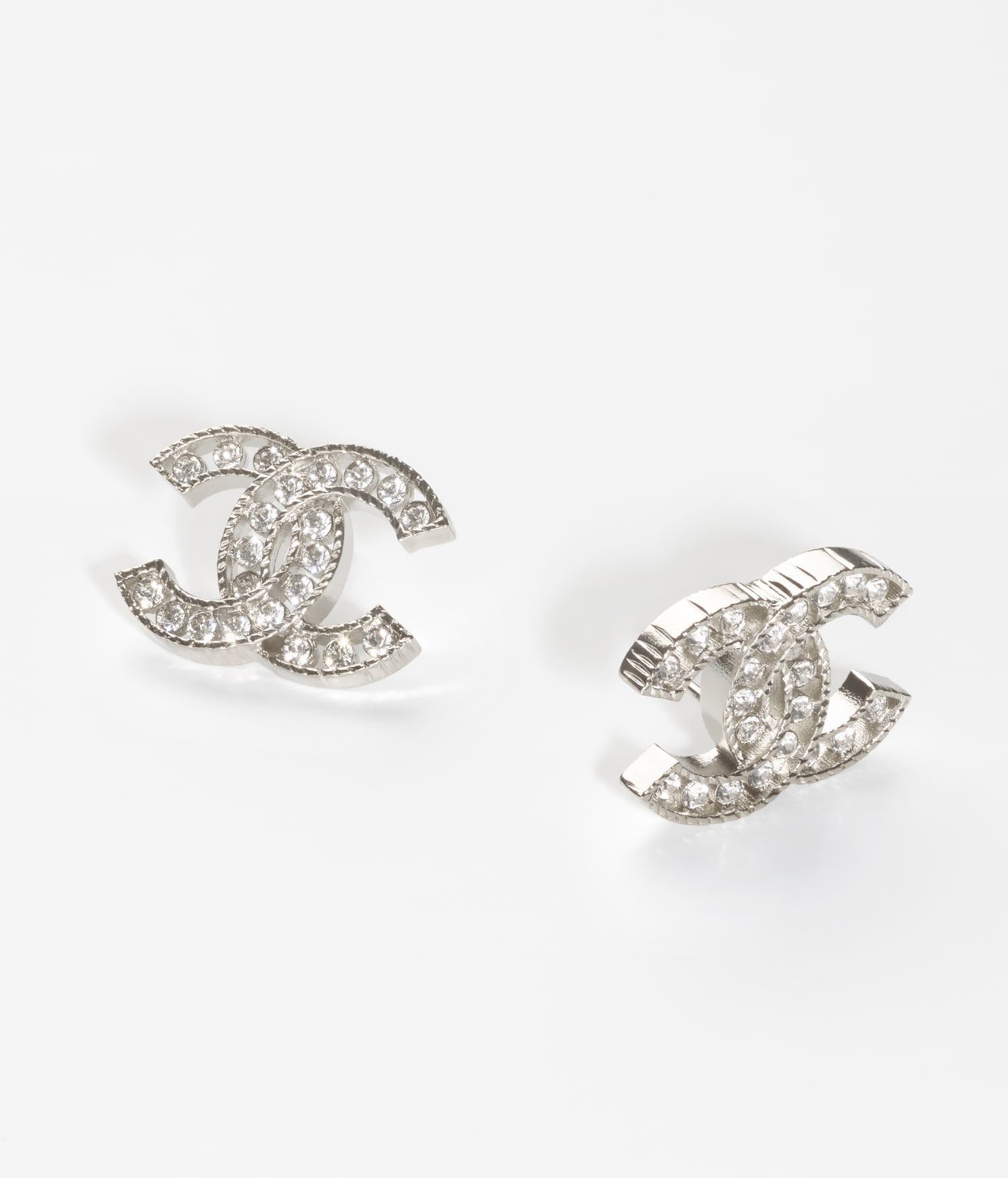 CHANEL 金屬水晶耳環(銀),建議售價 NT$13,100