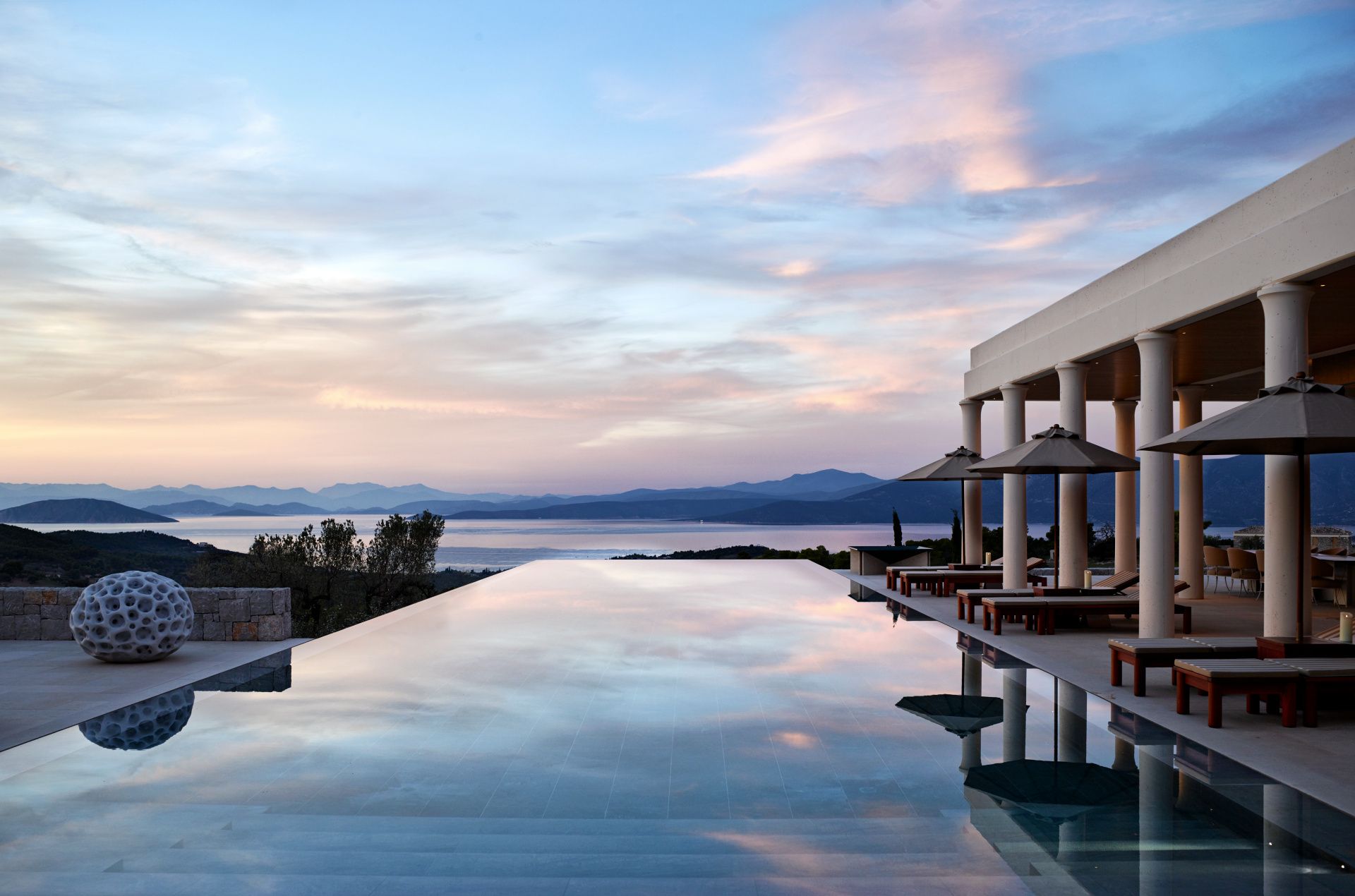 安縵卓熠(Amanzoe)別墅坐落於伯羅奔尼撒半島之間、可居高俯瞰愛琴海。