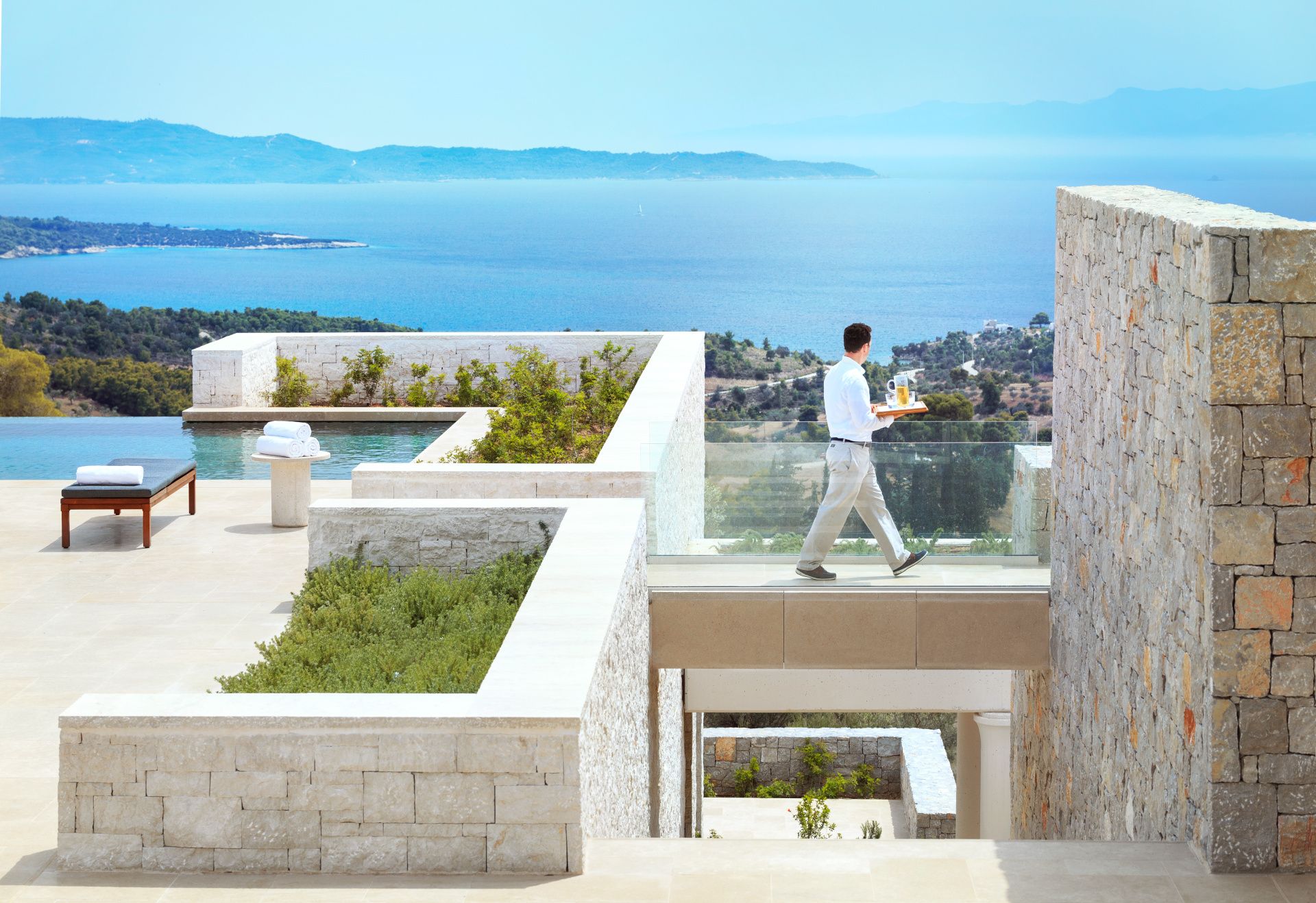 安縵卓熠(Amanzoe)別墅坐落於伯羅奔尼撒半島之間、可居高俯瞰愛琴海。