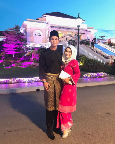 Singaporean footballer Baihakki Khaizan and his wife, taking one for the album outside the Istana Besar (Photo: @i.am.baihakki)