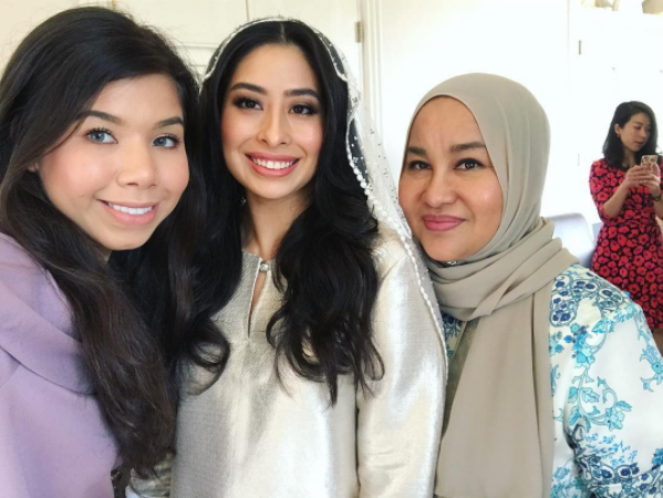 Tunku Aminah and her glam squad who ensured not a hair or colour was out of place (Photo: @juliejamxl)