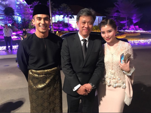 Newly-engaged Faliq Nasimuddin and Chryseis Tan shared a moment with Datuk Seri Wong Chun Wai outside the palatial venue, because who can resist the pretty lights? (Photo: @chunwai09)