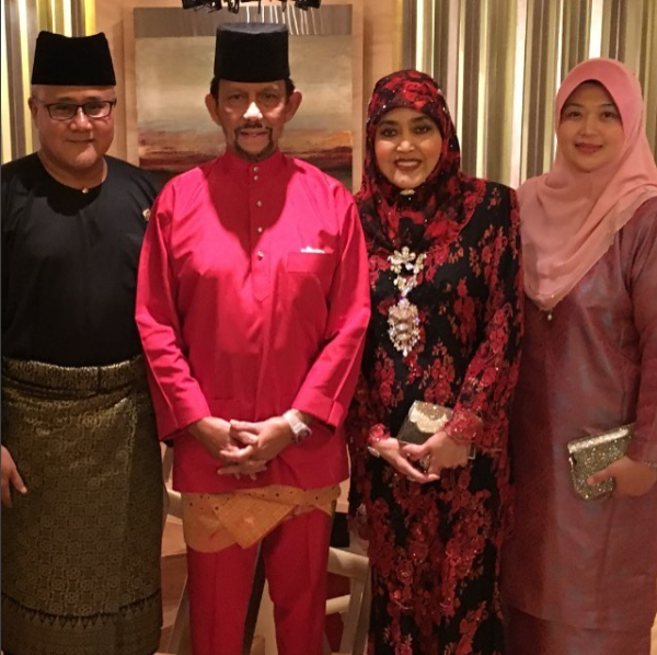 Sultan of Brunei, Sultan Hassanal Bolkiah, all smiles with his entourage before taking off for the evening festivities at the palace (Photo: @huggybj)