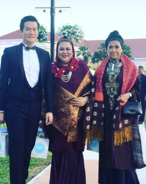 Joseph Teoh, Tom Abang Saufi and Maggie Abang Saufi were a head-turning trio in almost matching finery (Photo: @tomsaufi12)