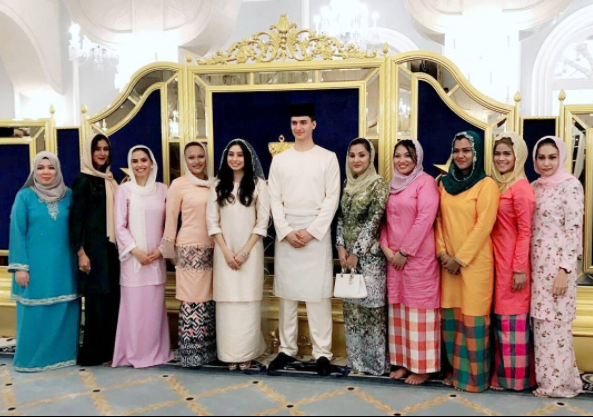 Right after the akad nikah ceremony, this priceless moment was captured of the royals welcoming a new member to their fold. (@theroyaljohor)