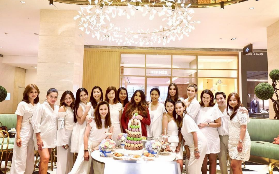 Ung Yiu Lin flanked by her ride-or-die squad (Photo: @yiulin)