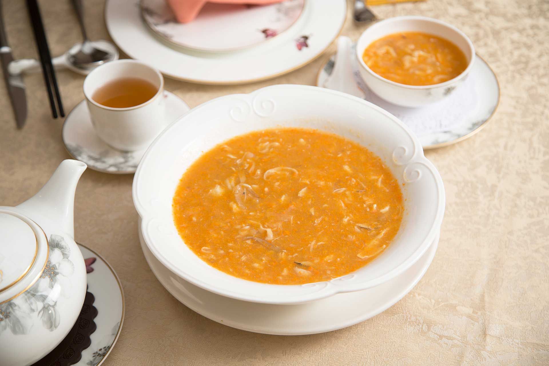 Braised crab meat soup with fish maw, fish lips and crab roe