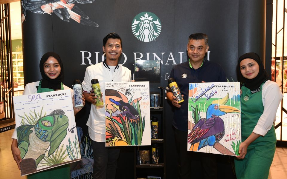 Rico Rinaldi and Sydney Quays, managing director of Starbucks Malaysia & Brunei, showing the three iconic animals of Malaysia