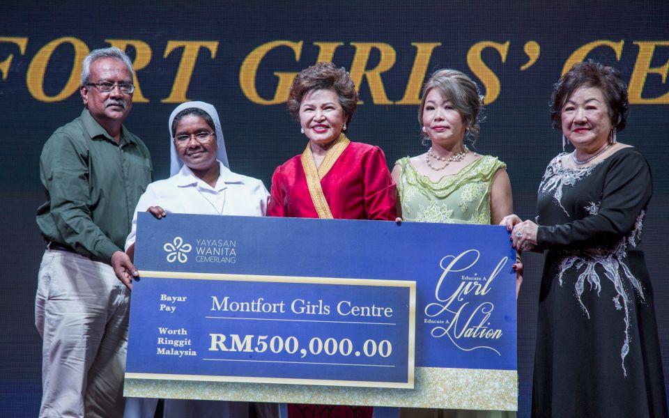 Deputy Director of Montfort Boys Town S. Arul, Sister Roslin Zaccharius, Datuk Dr Stella Chin and Tan Sri Dr Ng Yen Yen