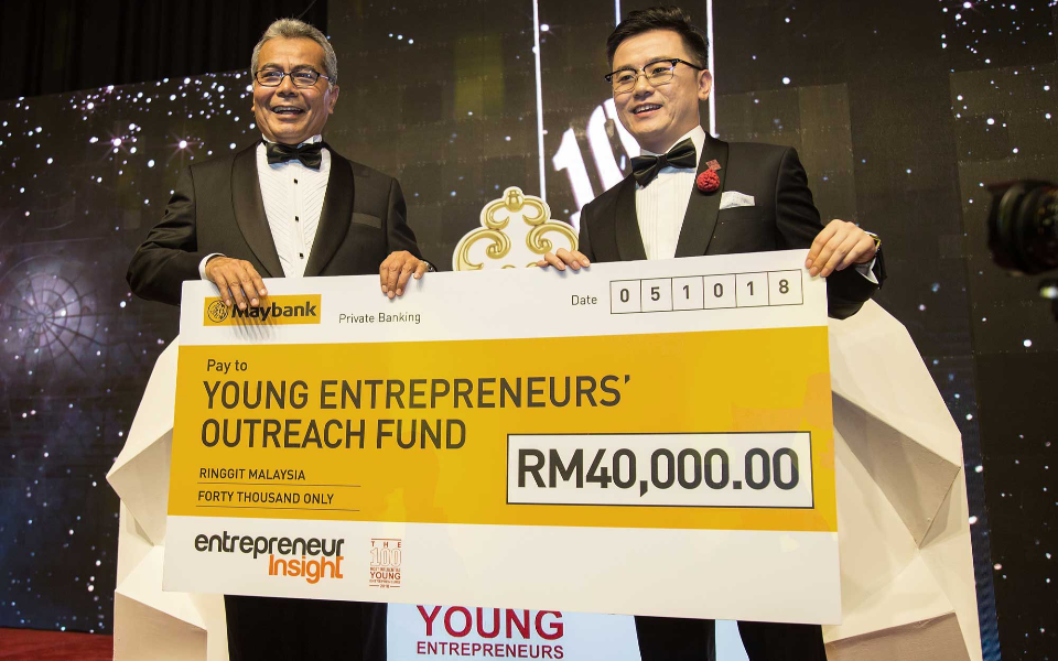 Dato' KK Chua presenting a cheque to Datuk Seri Mohd Redzuan Md Yusof for the Young Entrepreneurs' Outreach Fund
