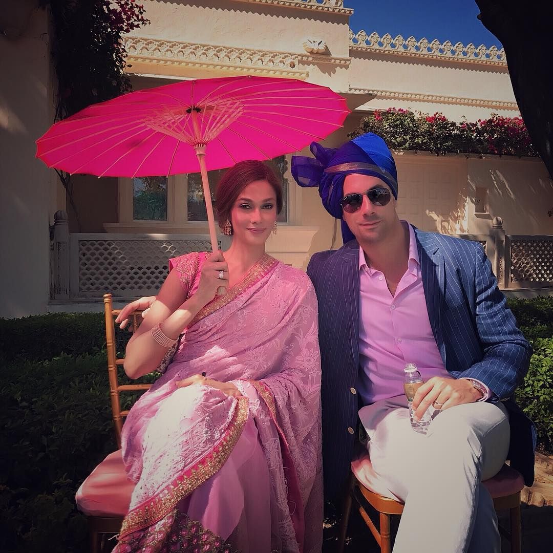 Regal is the word for this impeccable pair of lovebirds -- Kavita Sidhu pairs her pink sari with a decorative umbrella, while Roberto Guiati embraces the turban to a handsome outcome. Photo: Courtesy of @kavita_sidhu / Instagram