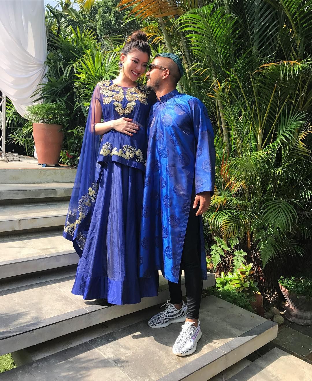The honeymoon's not over for Carey Ng and Roen Cian Nagapan. Before heading out to the celebrations, the proud parents who are also expecting baby #2, give us a glimpse of the little gestures they still enjoy, like colour coordinating outfits and long loving gazes. Photo: Courtesy of @careyons / Instagram